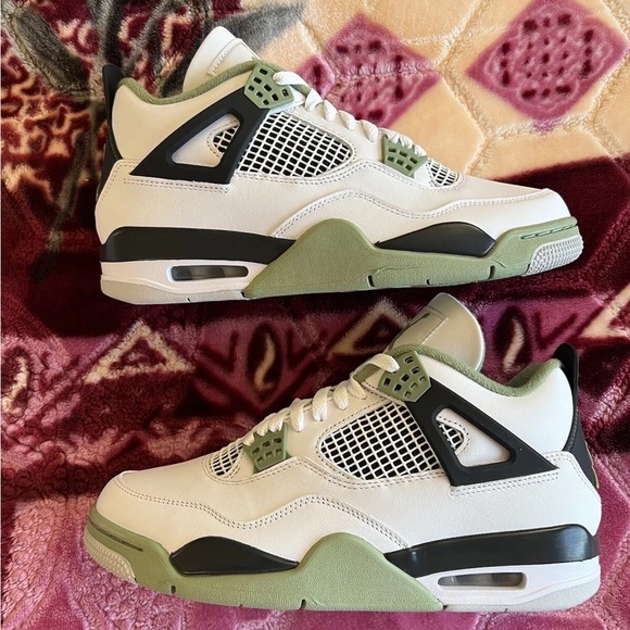 Air Jordan 4 Retro “Seafoam”